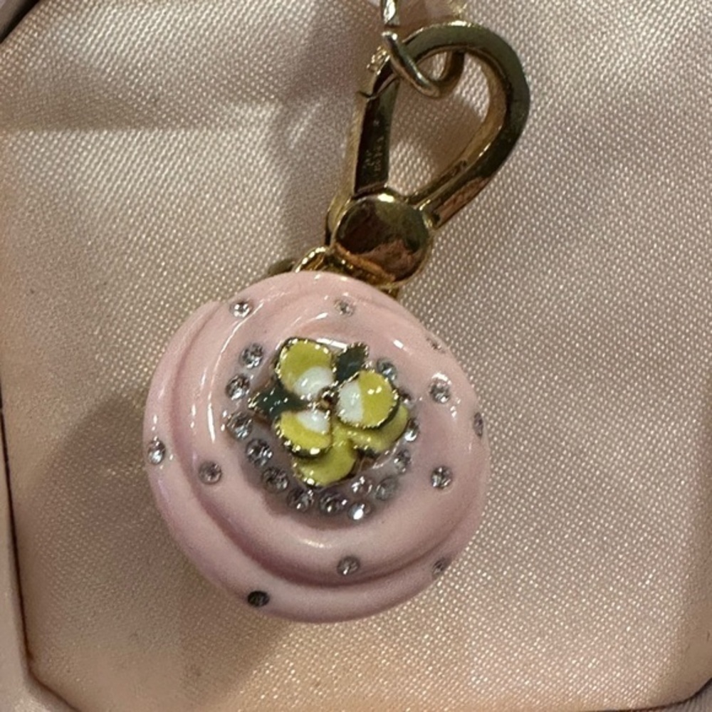 NIB “cupcake” Charm Juicy Couture Light pink Opens Up